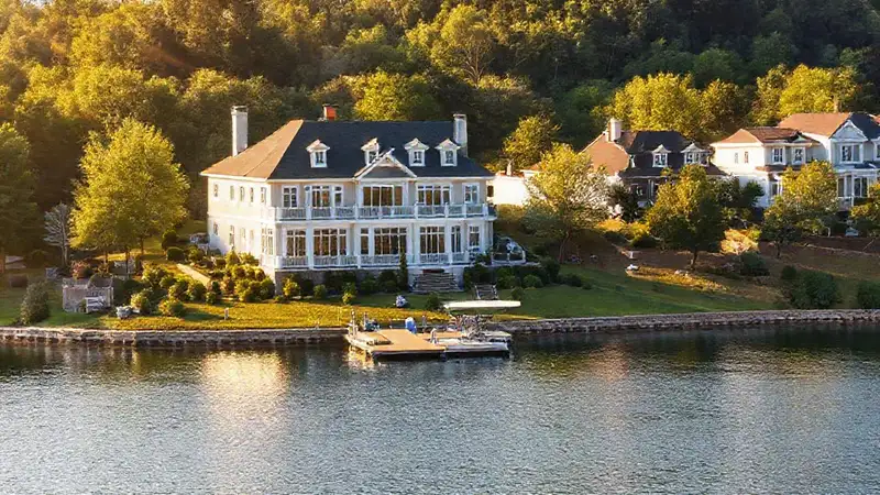 Una casa lujosa frente al lago